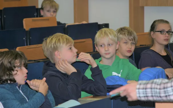 kinderuni_sta_chinesisch_23.11.17_9.jpg (DE)