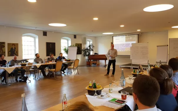 2018_09_26_143426_klausurtagung_ayseguelyasari_small.jpg (DE)