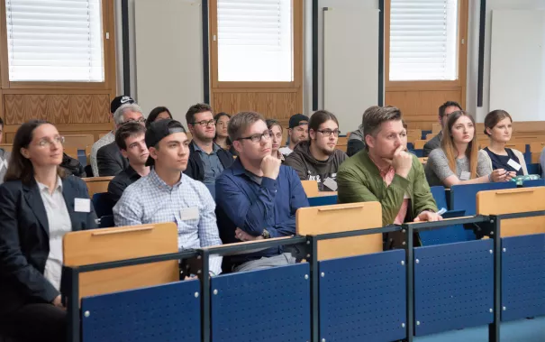 33b_alumni-tag-2016_72dpi_fotos-eva-tritschler-1103_tj-karriereplanung_.jpg (DE)
