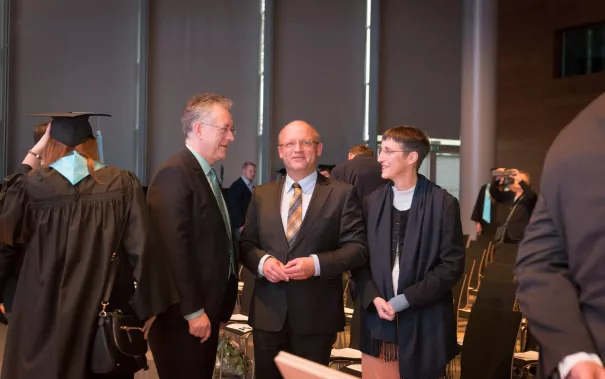 absolventenfeier_2015_prominenz_im_saal_vor_der_feier_20151024_foto_nathan_dreessen_00.jpg (DE)