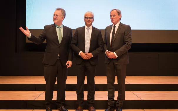 absolventenfeier_2015_prominenz_im_saal_vor_der_feier_20151024_foto_nathan_dreessen_01.jpg (DE)