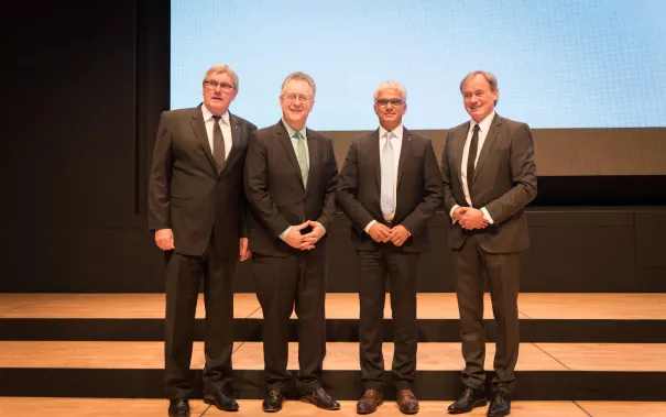 absolventenfeier_2015_prominenz_im_saal_vor_der_feier_20151024_foto_nathan_dreessen_04.jpg (DE)