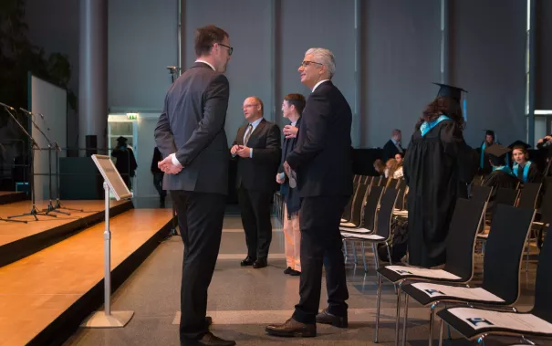 absolventenfeier_2015_prominenz_im_saal_vor_der_feier_20151024_foto_nathan_dreessen_07.jpg (DE)