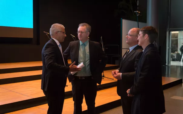 absolventenfeier_2015_prominenz_im_saal_vor_der_feier_20151024_foto_nathan_dreessen_10.jpg (DE)