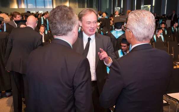 absolventenfeier_2015_prominenz_im_saal_vor_der_feier_20151024_foto_nathan_dreessen_13.jpg (DE)
