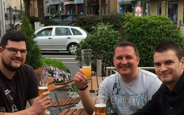 alumni-besuch_deinschrank.de_brauhaus3_u-besuch_alumni_mueller_philippov_giesbrecht_2019-05-24.jpg (DE)