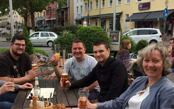 alumni-besuch_deinschrank.de_brauhaus5_u-besuch_alumni_bwh_giesbrecht_philippov_mueller.jpg (DE)