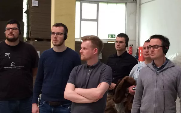 alumni-besuch_deinschrank.de_gruppe_in_der_halle5.jpg (DE)