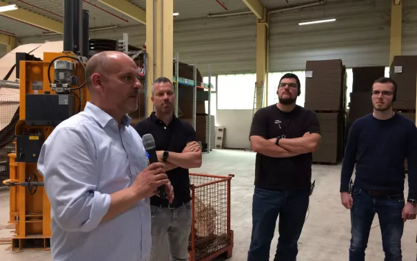 alumni-besuch_deinschrank.de_gruppe_in_der_halle_schmidt_mueller_doerwald_luhmer.jpg (DE)