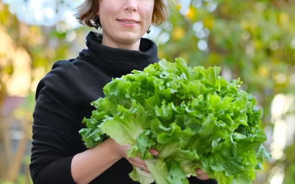 Darya Hirsch mit Salat im Garten 2021 foto georg hirsch.jpg (DE)