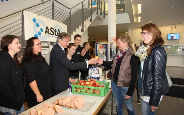 eroeffnung_akademisches_jahr_09-2014_asta_ihne_fruehstueck_foto_e.tritschler_3388.jpg (DE)