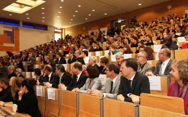 eroeffnung_akademisches_jahr_09-2014_audimax_foto_e._tritschler_3460.jpg (DE)