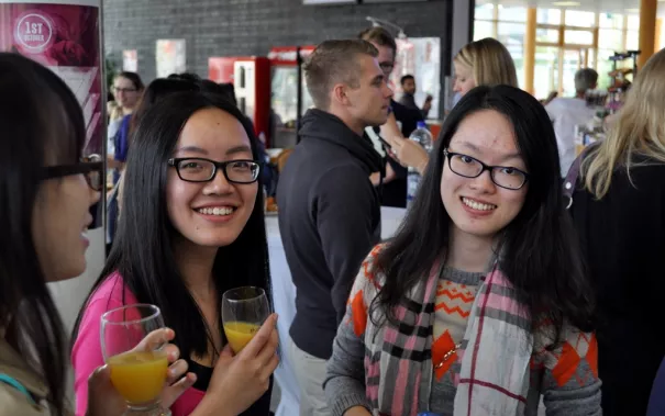 eroeffnung_akademisches_jahr_09-2014_auslaendische_studierende_foto_j._kuestenmacher_dsc0337309.jpg (DE)