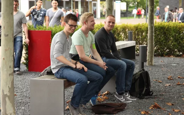 eroeffnung_akademisches_jahr_09-2014_studentengruppe_campus_foto_e._tritschler_3683.jpg (DE)