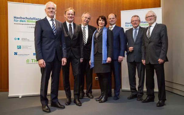 hafm_12_gruendungspraesidenten_und_rektorin_foto_m._schoenfelder.jpg(DE)