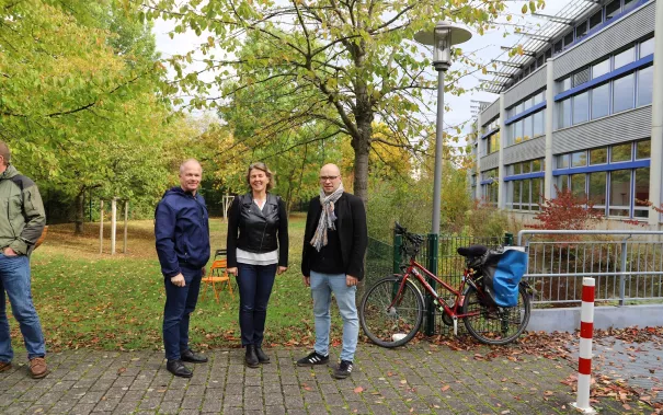 iris_gross_dominik_pieper_martin_schulz_beim_mittagessen_im_campusgarten_20211020_Foto_Pascal Kimmich.jpg (DE)