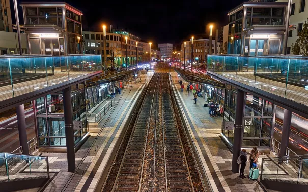 mba_stadthaus_train_station_at_night_pixabay.jpg (DE)
