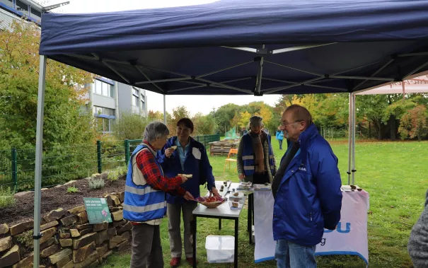 nabu_beim_mittagessen_im_campusgarten_20211020_Foto_Pascal Kimmich.jpg (DE)