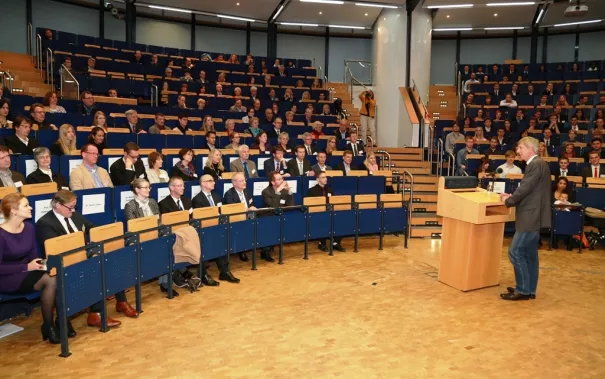 stipendienfeier_2014_foto_schallenberghsb14050.jpg (DE)