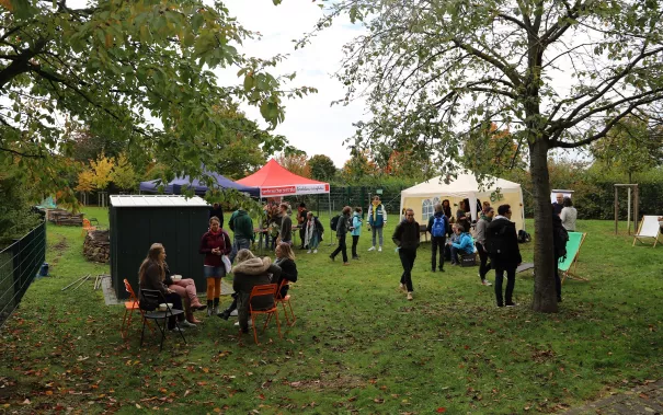 studierende_und_mitarbeiter_beim_mittagessen_im_campusgarten_20211020_Foto_Pascal Kimmich.jpg (DE)
