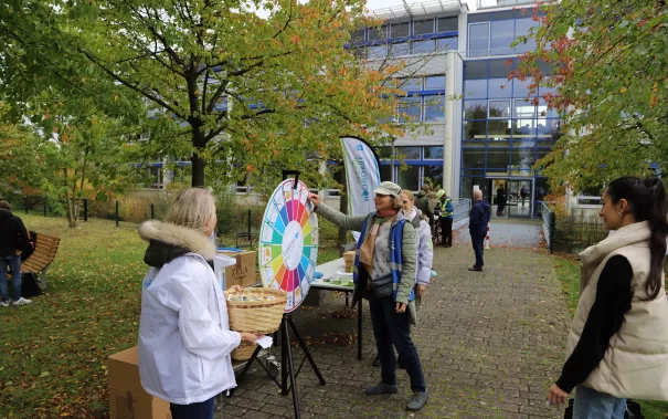 studierende_und_mitarbeiter_gesunde_hochschule_beim_mittagessen_im_campusgarten_20211020_Foto_Pascal Kimmich.jpg (DE)