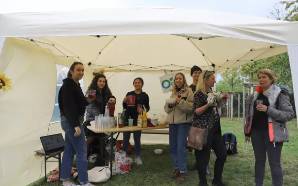 studierende_und_mitarbeiter_green_office_beim_mittagessen_im_campusgarten_20211020_Foto_Pascal Kimmich.jpg (DE)