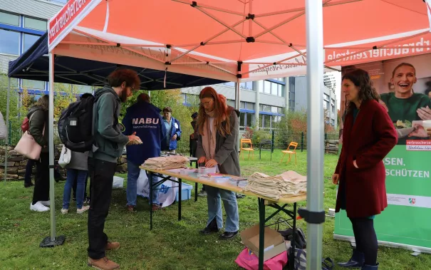 studierende_und_verbraucherzentrale_beim_mittagessen_im_campusgarten_20211020_Foto_Pascal Kimmich.jpg (DE)