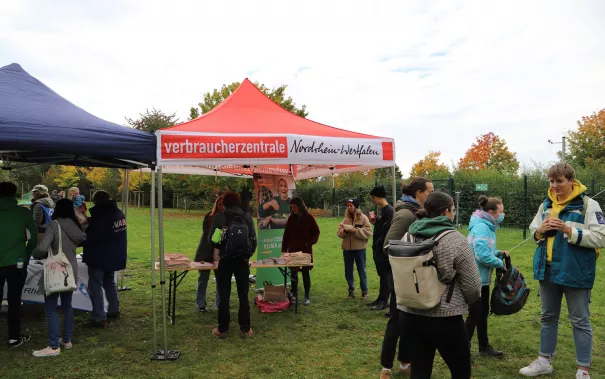 studierende_und_verbraucherzentrale_beim_mittagessen_im_campusgarten_20211020_02_Foto_Pascal Kimmich.jpg (DE)