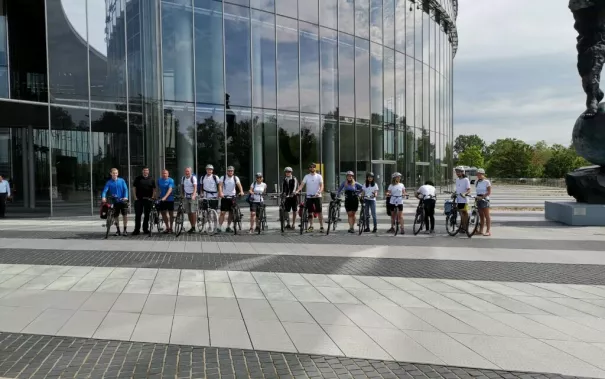 tour_de_csr_-_gruppenfoto_vor_dem_posttower_0.jpg (DE)