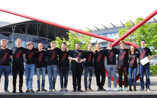 20190502_fbinf_redrocket_redbutton_t-shirt_kw_img_032-1-text.jpg (DE)