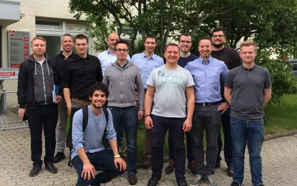 alumni-besuch_deinschrank.de_gruppenbild_aussen1.jpg (DE)