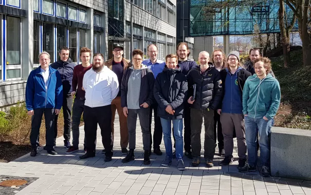 gruppenfoto_simulation.jpg (DE)