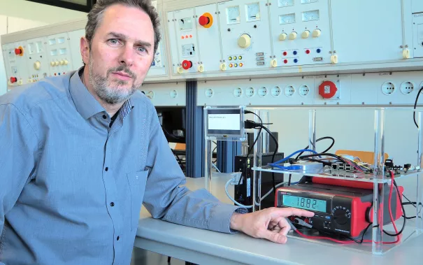 Remote-Lab_Marco-Winzker_CC-BY_H-BRS.jpg (DE)