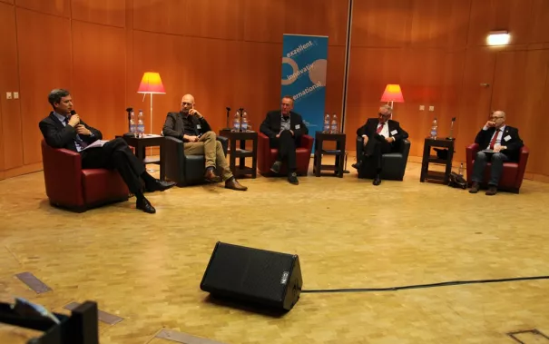 ringvorlesung_aeusserer_wohlstand_-_innere_armut_podiumsdiskussion_11-2014_foto_e._tritschlerimg_5217.jpg (DE)