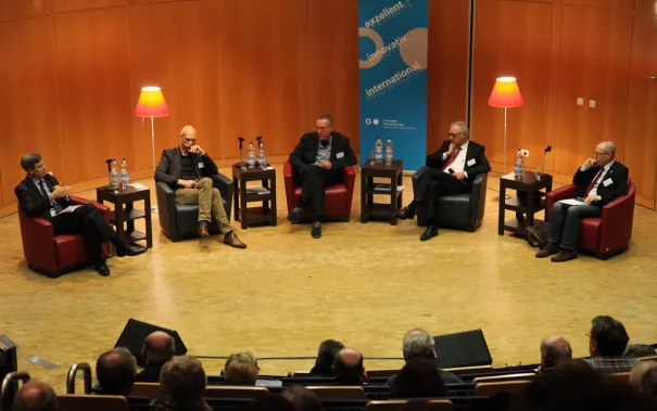 ringvorlesung_aeusserer_wohlstand_-_innere_armut_podiumsdiskussion_11-2014_foto_e._tritschlerimg_5218.jpg (DE)