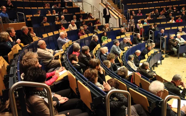 ringvorlesung_aeusserer_wohlstand_-_innere_armut_podiumsdiskussion_11-2014_foto_e._tritschlerimg_5220.jpg (DE)
