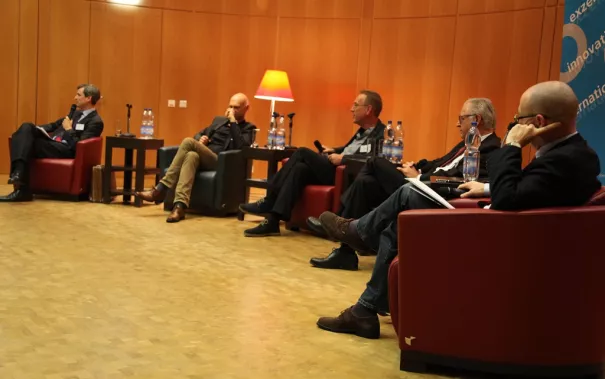 ringvorlesung_aeusserer_wohlstand_-_innere_armut_podiumsdiskussion_11-2014_foto_e._tritschlerimg_5221.jpg (DE)