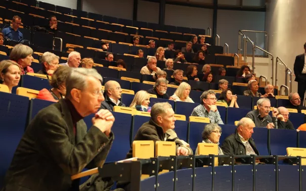 ringvorlesung_aeusserer_wohlstand_-_innere_armut_podiumsdiskussion_11-2014_foto_e._tritschlerimg_5222.jpg (DE)