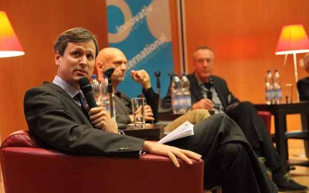 ringvorlesung_aeusserer_wohlstand_-_innere_armut_podiumsdiskussion_11-2014_foto_e._tritschlerimg_5223.jpg (DE)