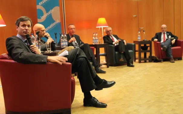 ringvorlesung_aeusserer_wohlstand_-_innere_armut_podiumsdiskussion_11-2014_foto_e._tritschlerimg_5224.jpg (DE)