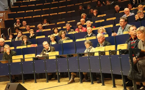 ringvorlesung_aeusserer_wohlstand_-_innere_armut_podiumsdiskussion_11-2014_foto_e._tritschlerimg_5225.jpg (DE)