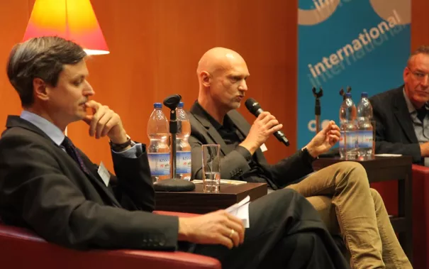 ringvorlesung_aeusserer_wohlstand_-_innere_armut_podiumsdiskussion_11-2014_foto_e._tritschlerimg_5227.jpg (DE)