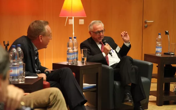 ringvorlesung_aeusserer_wohlstand_-_innere_armut_podiumsdiskussion_11-2014_foto_e._tritschlerimg_5228.jpg (DE)