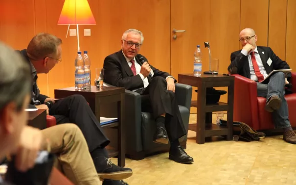 ringvorlesung_aeusserer_wohlstand_-_innere_armut_podiumsdiskussion_11-2014_foto_e._tritschlerimg_5229.jpg (DE)