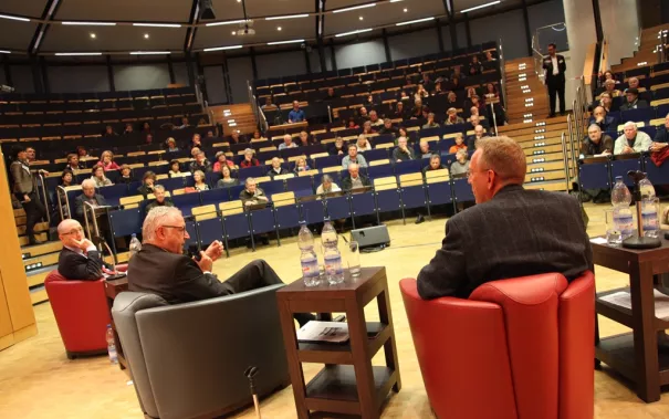 ringvorlesung_aeusserer_wohlstand_-_innere_armut_podiumsdiskussion_11-2014_foto_e._tritschlerimg_5230.jpg (DE)