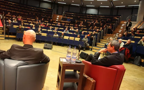 ringvorlesung_aeusserer_wohlstand_-_innere_armut_podiumsdiskussion_11-2014_foto_e._tritschlerimg_5231.jpg (DE)