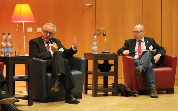 ringvorlesung_aeusserer_wohlstand_-_innere_armut_podiumsdiskussion_11-2014_foto_e._tritschlerimg_5232.jpg (DE)