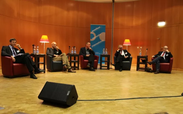 ringvorlesung_aeusserer_wohlstand_-_innere_armut_podiumsdiskussion_11-2014_foto_e._tritschlerimg_5234.jpg (DE)