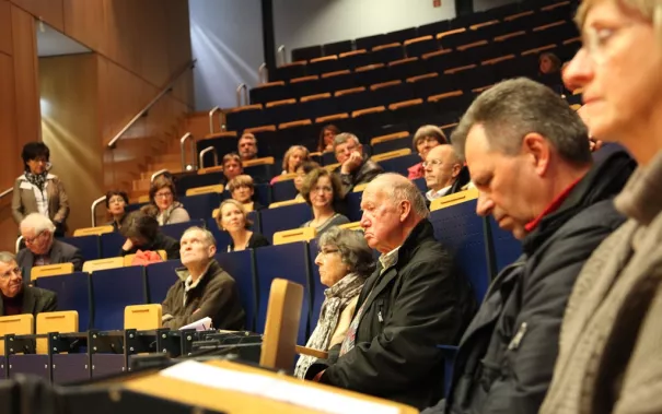 ringvorlesung_aeusserer_wohlstand_-_innere_armut_podiumsdiskussion_11-2014_foto_e._tritschlerimg_5235.jpg (DE)