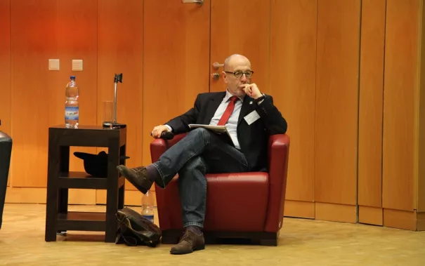 ringvorlesung_aeusserer_wohlstand_-_innere_armut_podiumsdiskussion_11-2014_foto_e._tritschlerimg_5236.jpg (DE)